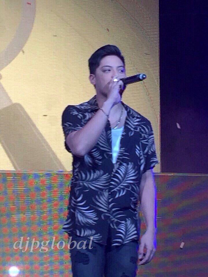 SmileForDaniel's tweet photo. Too hot. I can't handle it. 😭🔥 #PSYBawalNaPagIbig and #PushAwardsKathNiels © https://t.co/L1N7YKYHzR