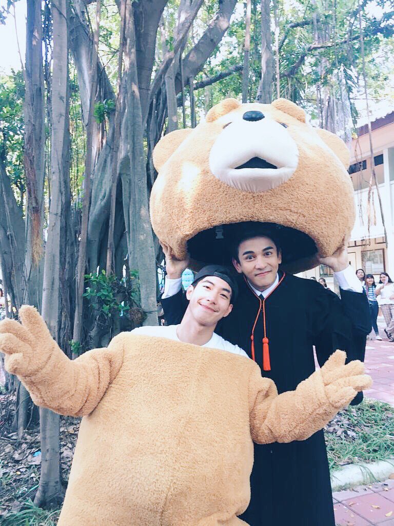 มาแสดงความยินดีแบบคนอื่นเนี่ย มันไม่ได้นะเฮ้ย มันธรรมดาไป สำหรับโตโน่ต้องมาในชุดหมีเท็ดดี้ #ความพิเศษสำหรับน้องกัน 🐻