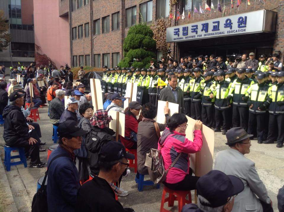 PRESSIAN_news's tweet photo. [현장] 어버이연합 회원들이 야당의원들이 나오는 걸 막는다며 건물을 둘러쌌습니다. 역사교과서 국정화 TF팀이 있는 국립국제교육원이 탑골공원이 된 듯합니다. 방송 장비도 준비했네요...;; https://t.co/WwxRMEPmH7