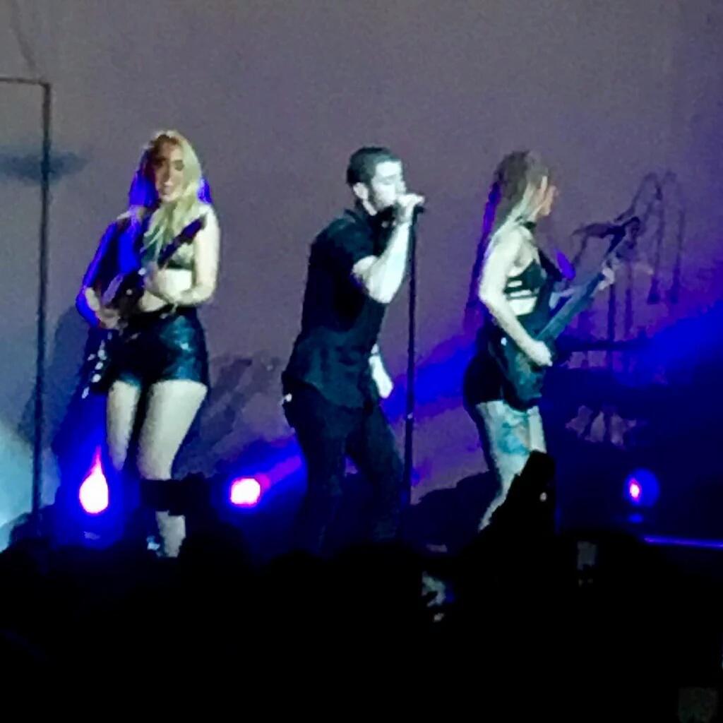 NJBROficial's tweet photo. Essas meninas ta banda do Nick são sensacionais, além de super atenciosas #NJLiveInConcert https://t.co/VHlR1zS9kG