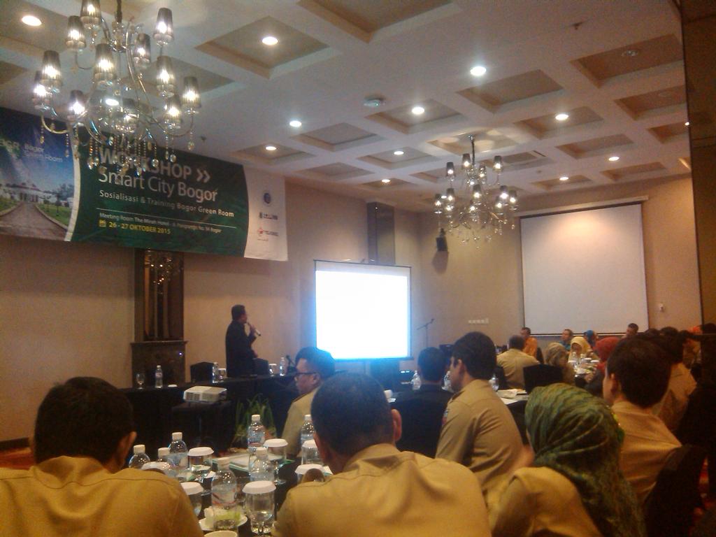 SmartCityID's tweet photo. Beberapa dinas, camat Kota Bogor sedang mendengarkan materi mengenai Smart City sebagai solusi efisiensi. https://t.co/tC7g2BlMpk