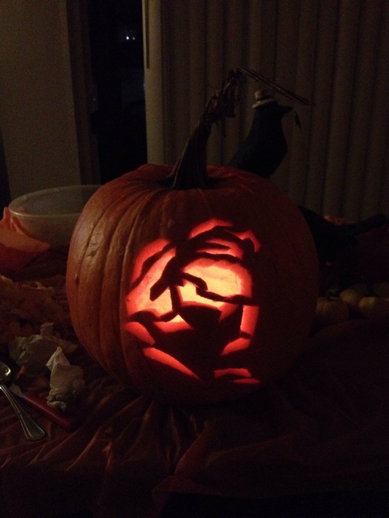 blackburn_aud's tweet photo. Carved my biggest video game crush on a pumpkin 😍 #masterchief #masterbabe https://t.co/r0w8HDLNxW
