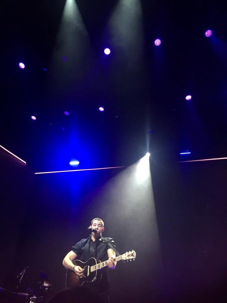 NJBROficial's tweet photo. Tem mais de Nick Jonas no palco #NJLiveInConcert https://t.co/nj4Bq8KSAi