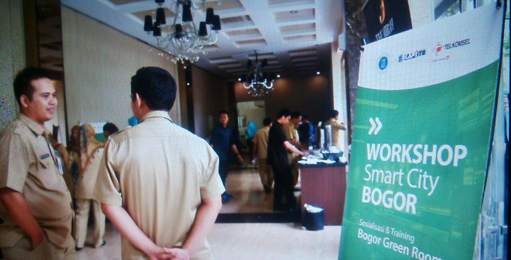 SmartCityID's tweet photo. Sosialisasi dan Training Bogor Green Room ini diselenggarakan oleh @itbofficial @LPIK_ITB dan @Telkomsel #smartcity https://t.co/1AZqOdGKoj