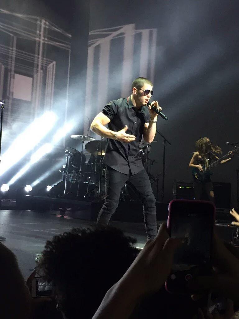 NJBROficial's tweet photo. Por enquanto, a melhor foto de hoje #NJLiveInConcert https://t.co/rfEwzRxA0g