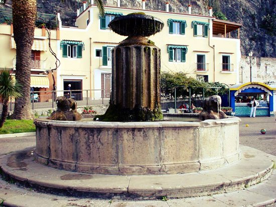 PLMinori's tweet photo. Walk along the Seafront of Minori and admire the Moorish Fountain with its lions dating back to 12th century! https://t.co/0xqHL9jBku