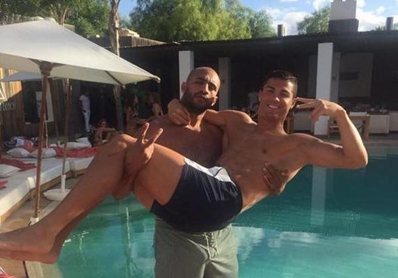 emartinprieto's tweet photo. ¿Es Cristiano Ronaldo gay? 
https://t.co/4KwatZaZrj
Si lo es, ojalá lo dijese abiertamente, haría mucho bien ;-) https://t.co/trl4M3Nzhw