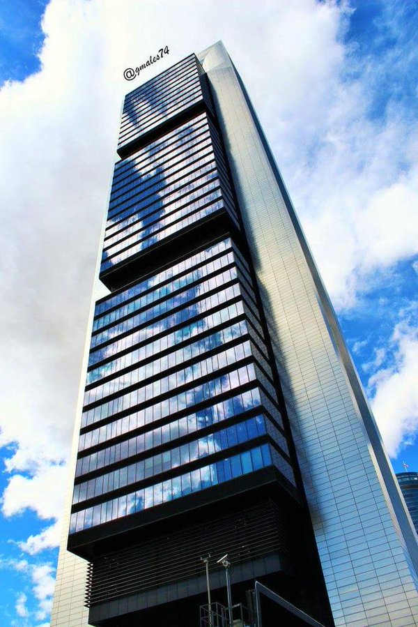 Comenzamos la semana con esta mirada al cielo de #Madrid de @gmales74