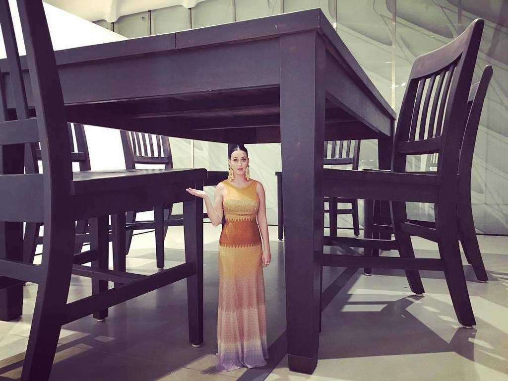 Hollyw_ood's tweet photo. #instagram #katyperry When you're 31 but you still feel so small @thebroadmuseum #broad2015 (yes, I was a museum ra… https://t.co/fiQLsubU2U