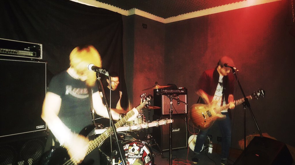 blackmeoutpunk's tweet photo. Non avete ancora sentito il nostro nuovo album? Lo trovate su Spotify, iTunes, BandCamp ecc. https://t.co/lz88P3NSjJ https://t.co/X2BHnZ2Tnm