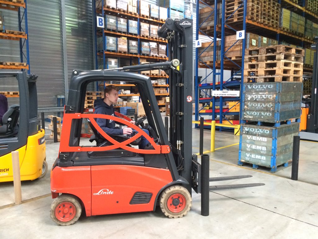 LogisticsatSFI's tweet photo. 5 leerlingen zijn vandaag begonnen aan hun vorkheftruckopleiding! #logisticsatSFI https://t.co/34fOHRzWNW