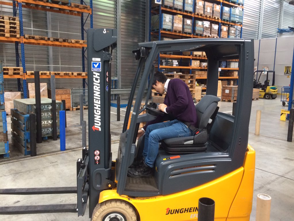 LogisticsatSFI's tweet photo. 5 leerlingen zijn vandaag begonnen aan hun vorkheftruckopleiding! #logisticsatSFI https://t.co/34fOHRzWNW