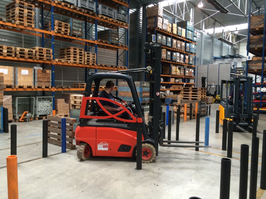 LogisticsatSFI's tweet photo. 5 leerlingen zijn vandaag begonnen aan hun vorkheftruckopleiding! #logisticsatSFI https://t.co/34fOHRzWNW
