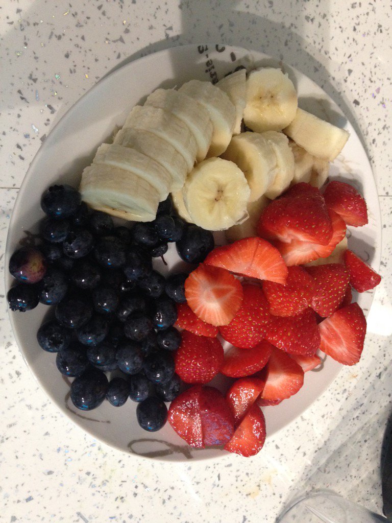 nelliesfitness's tweet photo. @thenutribullet #breakfastsmoothie #packwithgoodness #kickstartday #banana #strawberry #blueberry #soyamilk #alpro https://t.co/rjtkcfBzWE
