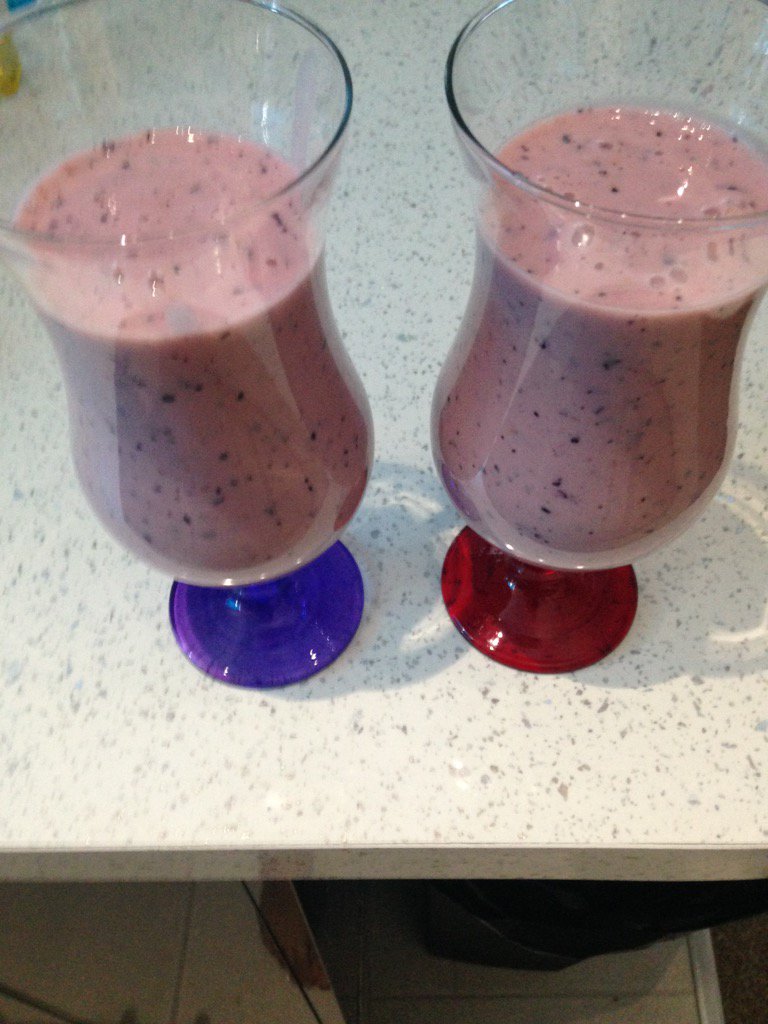 nelliesfitness's tweet photo. @thenutribullet #breakfastsmoothie #packwithgoodness #kickstartday #banana #strawberry #blueberry #soyamilk #alpro https://t.co/rjtkcfBzWE