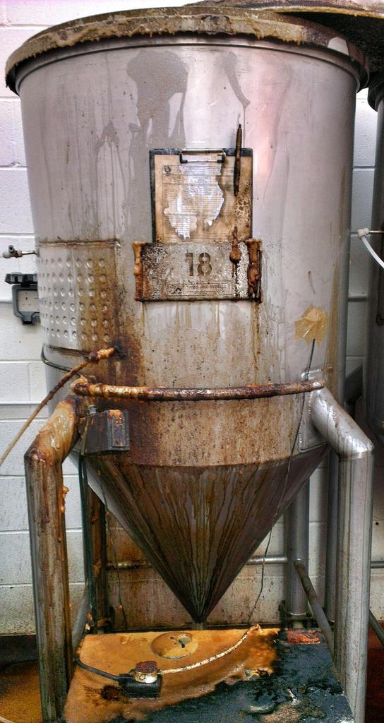 MarshallStaxx's tweet photo. Hmm, I don't think this chiller did it's job properly over the weekend. Oh, Monday morning #brewlyfe blues. https://t.co/P3J9j5m1bq