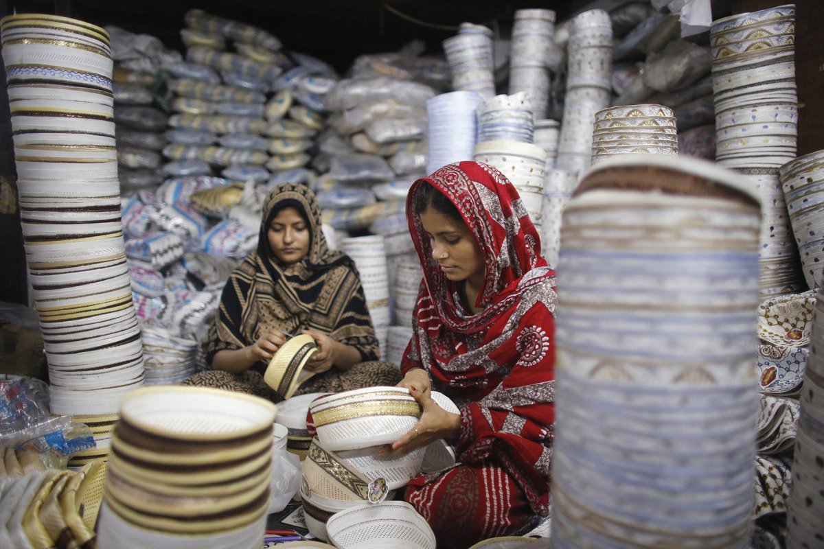 wef's tweet photo. Why discriminating against women keeps countries poorer https://t.co/qjpIvVScqZ #gender #economics https://t.co/KUv8QZD1qz