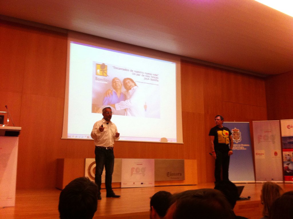 Conchimartin's tweet photo. Ya en #feg2015 escuchando a hermanos Bonillas en @CCGranada https://t.co/dqLGYjc8MX