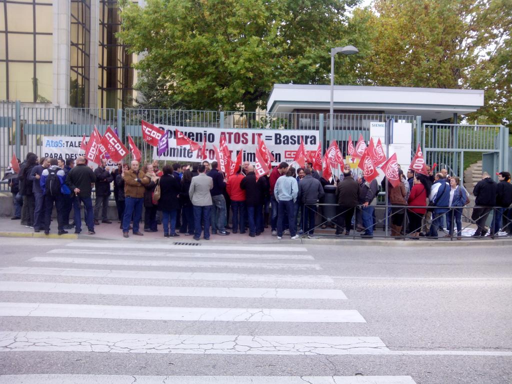 CostaWeg's tweet photo. Concentración contra el convenio Atos IT #NoAlConvenioAtosIT https://t.co/I0U10KnXXF