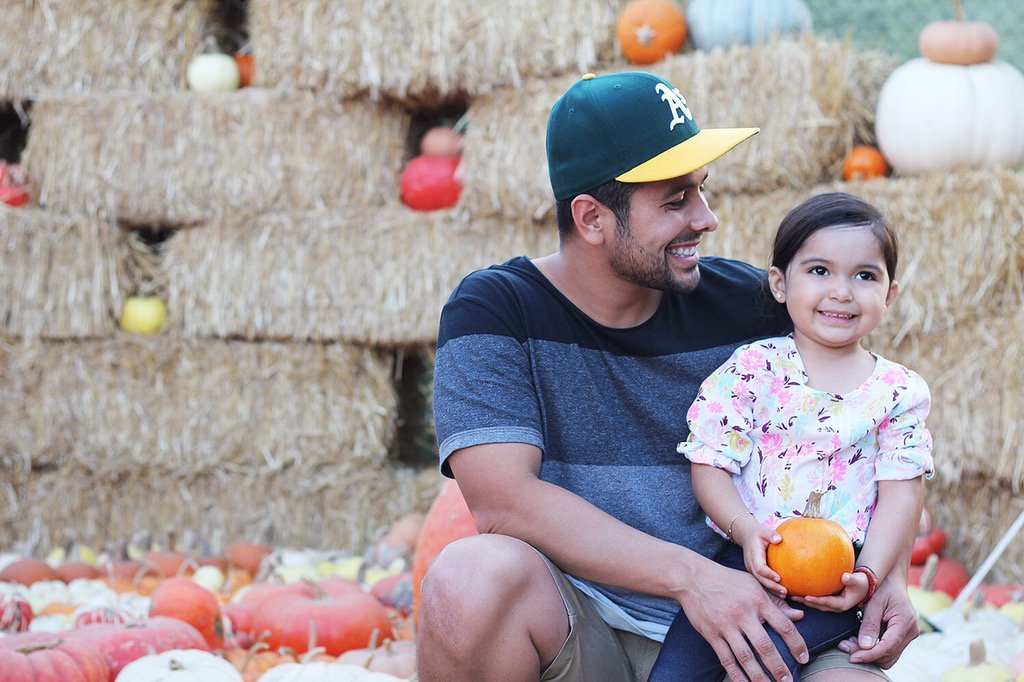 MandoFresko's tweet photo. Hangin' with this lil pumpkin at the pumpkin patch. #TioMando 🎃😁 https://t.co/CnmLFFQhiJ