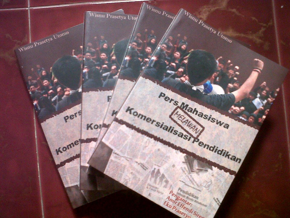 wisnu_prasetya's tweet photo. Sila yg tertarik buku saya Pers Mahasiswa Melawan Komersialisasi Pendidikan. Unduh gratis di https://t.co/EqETorhmMT https://t.co/Wr2XU4zkE3