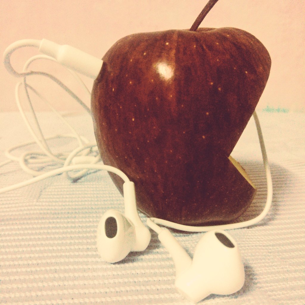 zephyrang's tweet photo. ~can't afford to loose my kidney for🍎!! but can afford rs.20 for this🍎
#TheRealApple #iPhone6 #JustSaying #Zephyrang https://t.co/VKJeIboReK