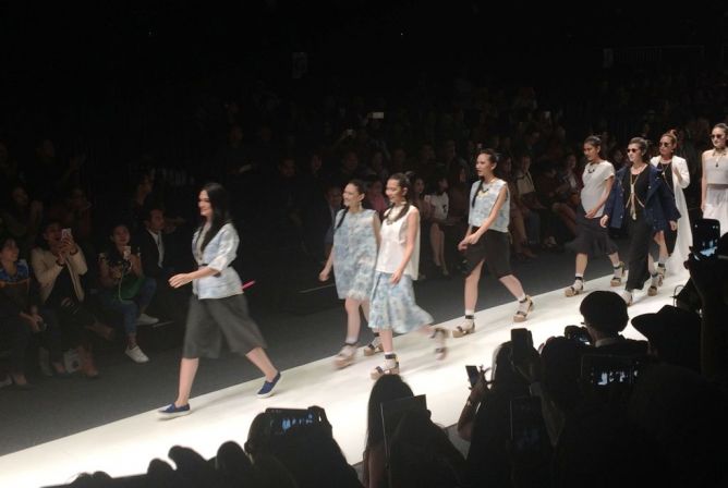 Metro_TV's tweet photo. Personel JKT48 Peragakan Busana Koleksi Luna Maya https://t.co/aF6PnvH3Rn @melodyJKT48 @shaniaJKT48 @veJKT48 https://t.co/6j5snV2lxQ