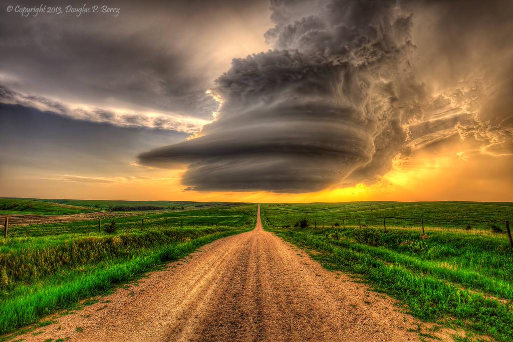 Piclogy's tweet photo. LP supercell near Arcadia, #Nebraska | Photography by ©Douglas Berry https://t.co/GUDDqaUNFV