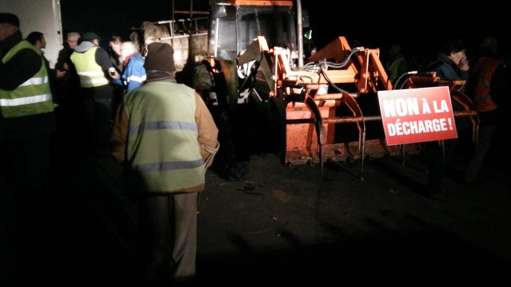 frorne's tweet photo. Les citoyens mobilisés en masse sont déjà présents sur le site. Gilets jaunes 🎽, calme et détermination https://t.co/sJxDAMJWng