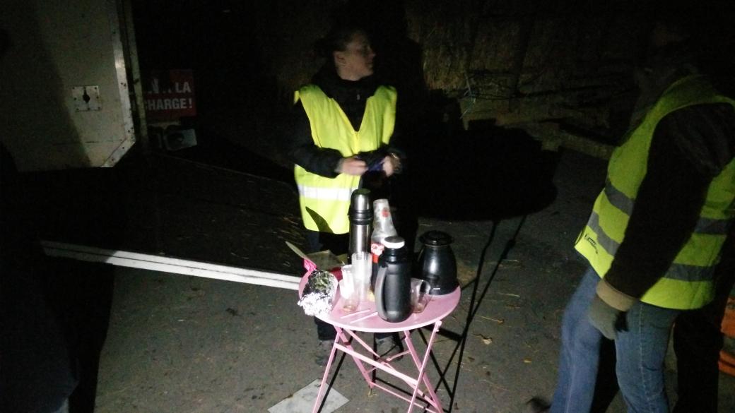 frorne's tweet photo. Les citoyens mobilisés en masse sont déjà présents sur le site. Gilets jaunes 🎽, calme et détermination https://t.co/sJxDAMJWng