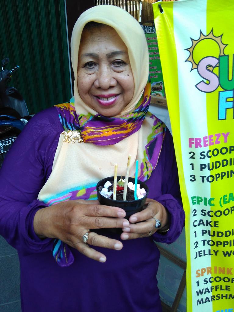 mochooey's tweet photo. Jangan kalah dong sama nenek gaul ini yg udh nyobain #poticecream disini. Yuk mampir ke Jl. Kliningan no 9 https://t.co/U2TNohY8Vt