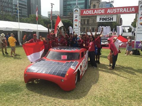 detikcom's tweet photo. Mobil Widya Wahana ITS Akhirnya Masuk Finish Lomba Darwin-Adelaide https://t.co/pCb8P3phJP https://t.co/6KrpfOeAUT
