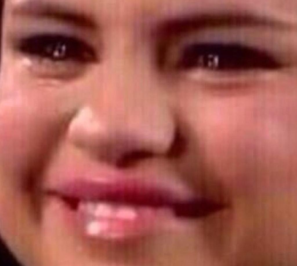 человек улыбается и плачет. девушка с потекшей тушью. смеющееся лицо. плачущий тоби магуайр. улыбается сквозь слезы.