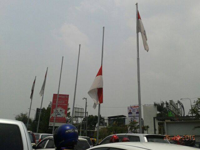Suryo | 13.00 
bendera 1/2 tiang di per4 pasteur dekat pintu tol.Ada apa? siapa yang meninggal?  cc <a href="/ridwankamil/">Ridwan Kamil</a>