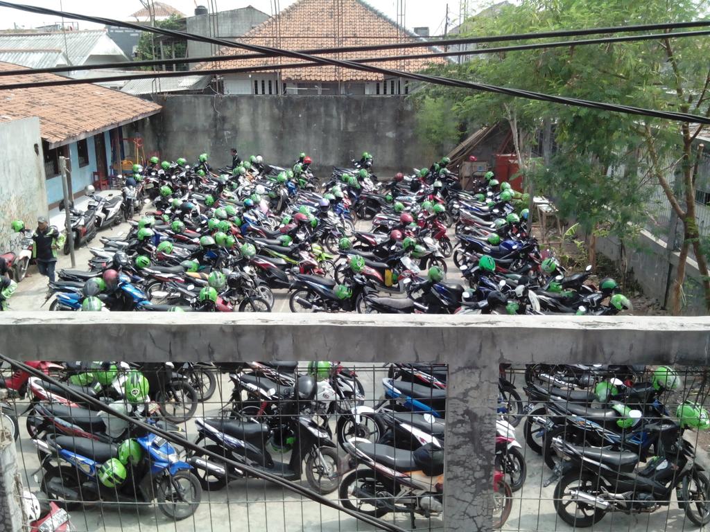 tyabom2's tweet photo. Ada anggota grabbike meninggal, lapangan depan rumah jd lautan hijau *salut* *solidaritas* @grab_bike_id #grabbike https://t.co/o30Q35FsrE