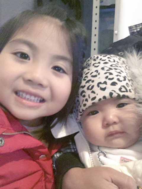 Ang cute nila..nagtatabaang pisngi