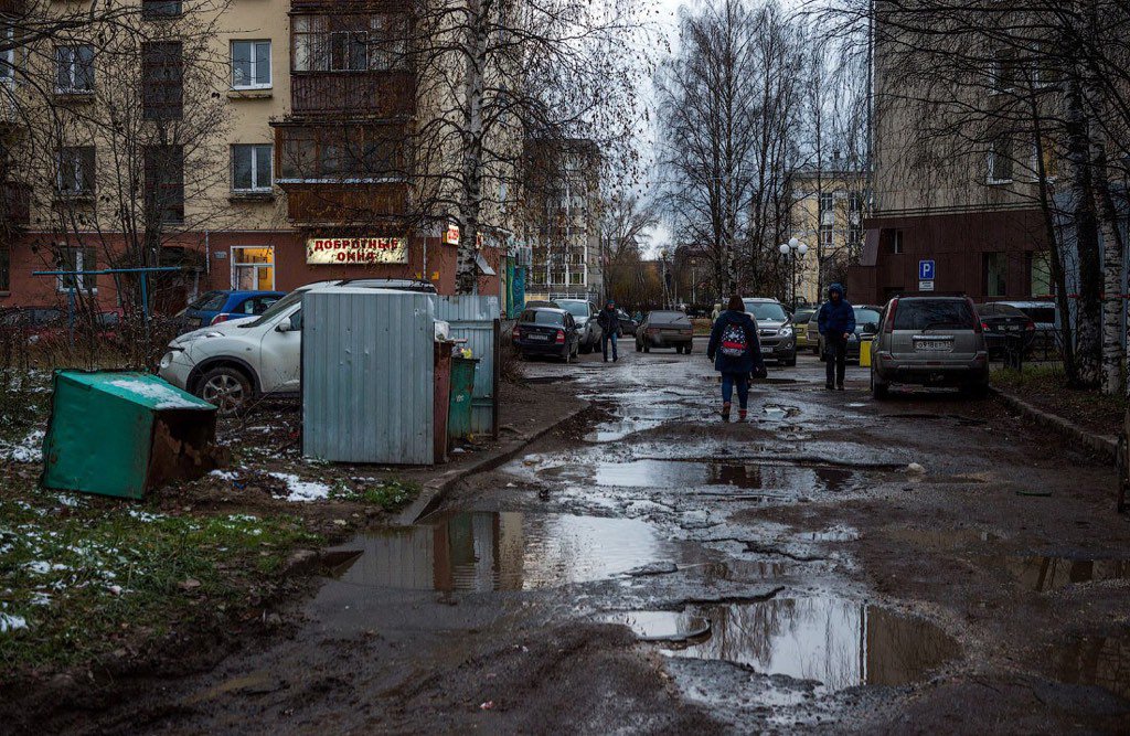 После унылого двора в котором нет. Сыктывкар трущобы Варламов. Сыктывкар грязь. Грязный двор России. Грязная улица.