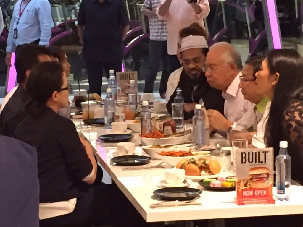 Dale_Bashir's tweet image. Guess who came to eat burgers today ? #GetBuilt #BuiltMY #GettingJibbyWithIt