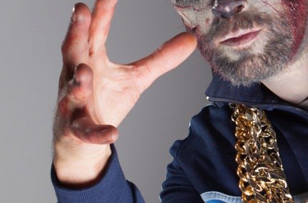 Nadaljujemo z odkrivanjem koščkov naslovnice četrtkove številke ... Kdo je to? #noccarovnic