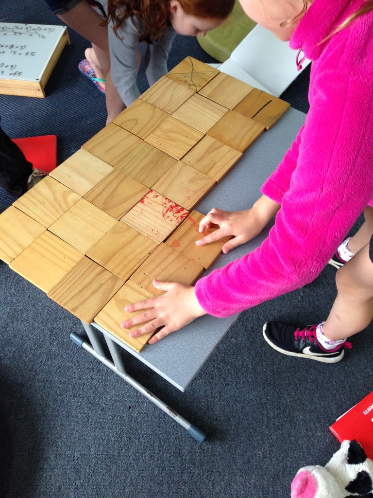 6smallbubbles's tweet photo. Exploring area in Maths. https://t.co/FtkbpmUjzi