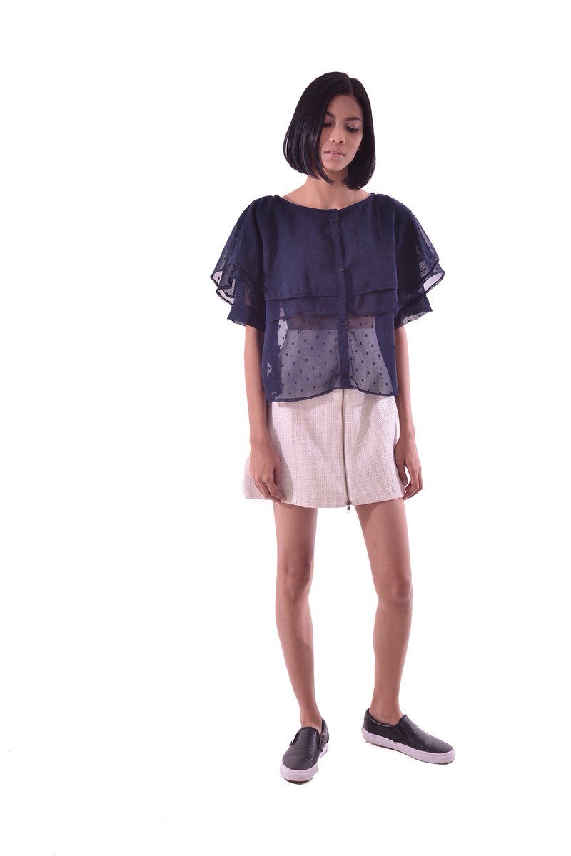 Cakravala_'s tweet photo. LES RICHES BLACK HARPER TOP >> https://t.co/7kdtUlfpY0
#lesriches #cakravala 3fashion #ootd #LocalBrandLebihKeren https://t.co/KvxdojgRFQ