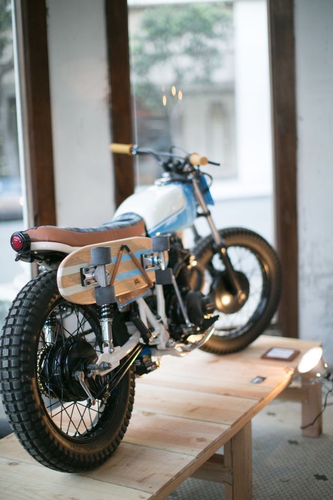 バイクでスケボーを運ぶ為に、専用キャリアを自作しているライダーも 