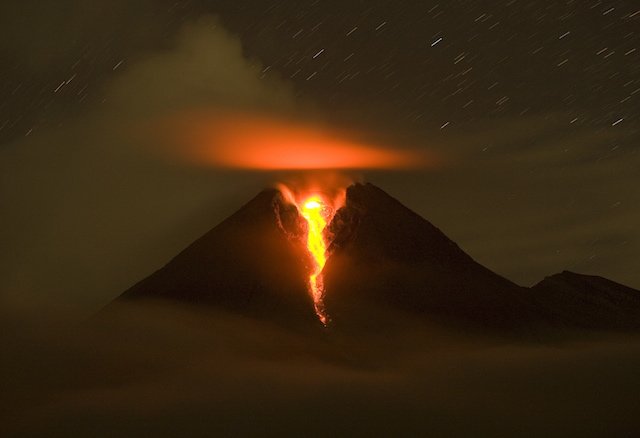 infojogja's tweet photo. ET @RapplerID: Mari mengheningkan cipta u/ korban letusan Merapi 5 th lalu. https://t.co/A5Cand7jBp #5thErupsiMerapi https://t.co/qFuZhhMIjy
