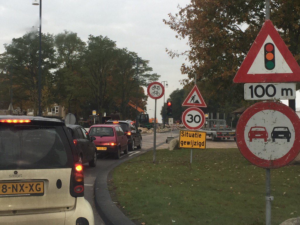 KeiGoedBorger's tweet photo. Wie had dat ooit gedacht? Stoplichten in centrum #Borger! https://t.co/vbiax9RF1K