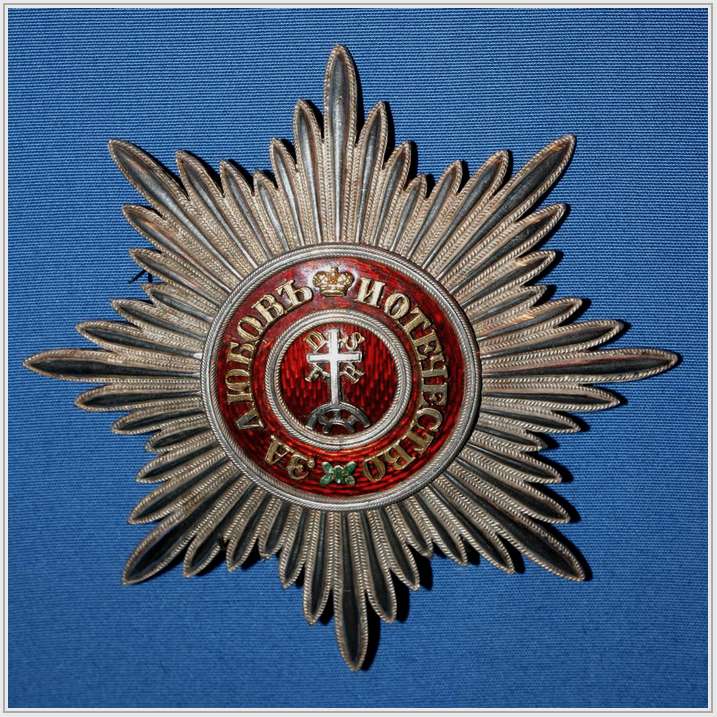 Звезда ордена Святой Великомученицы Екатерины.
  hermitageline.ru/ru/blog/view/z…