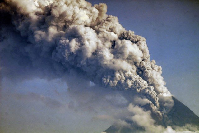 infojogja's tweet photo. ET @RapplerID: Mari mengheningkan cipta u/ korban letusan Merapi 5 th lalu. https://t.co/A5Cand7jBp #5thErupsiMerapi https://t.co/qFuZhhMIjy