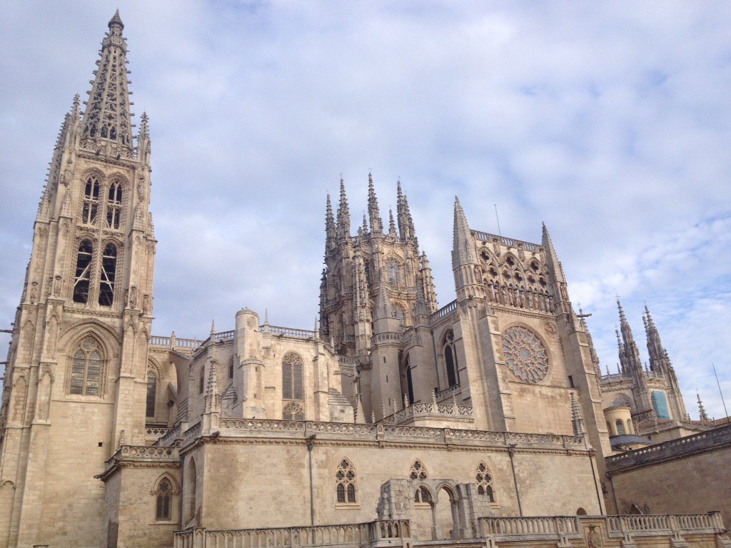 diocesis_ss's tweet photo. Los 4 autobuses de la peregrinacion diocesana a #Fatima2015 en Burgos https://t.co/Ersm9UNWXr