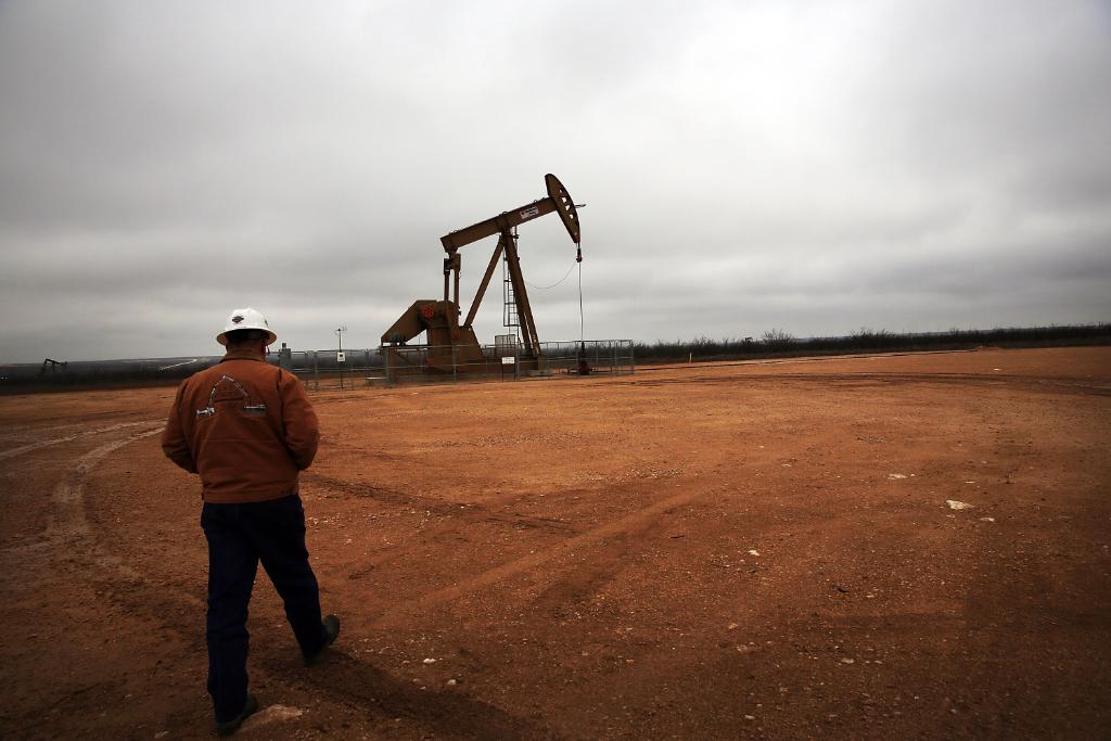 CNNBusiness's tweet photo. A Chinese #investment firm is shelling out $1.3 billion to buy giant oil fields in #Texas https://t.co/ucgzU9X0XL https://t.co/RooRsE6REJ
