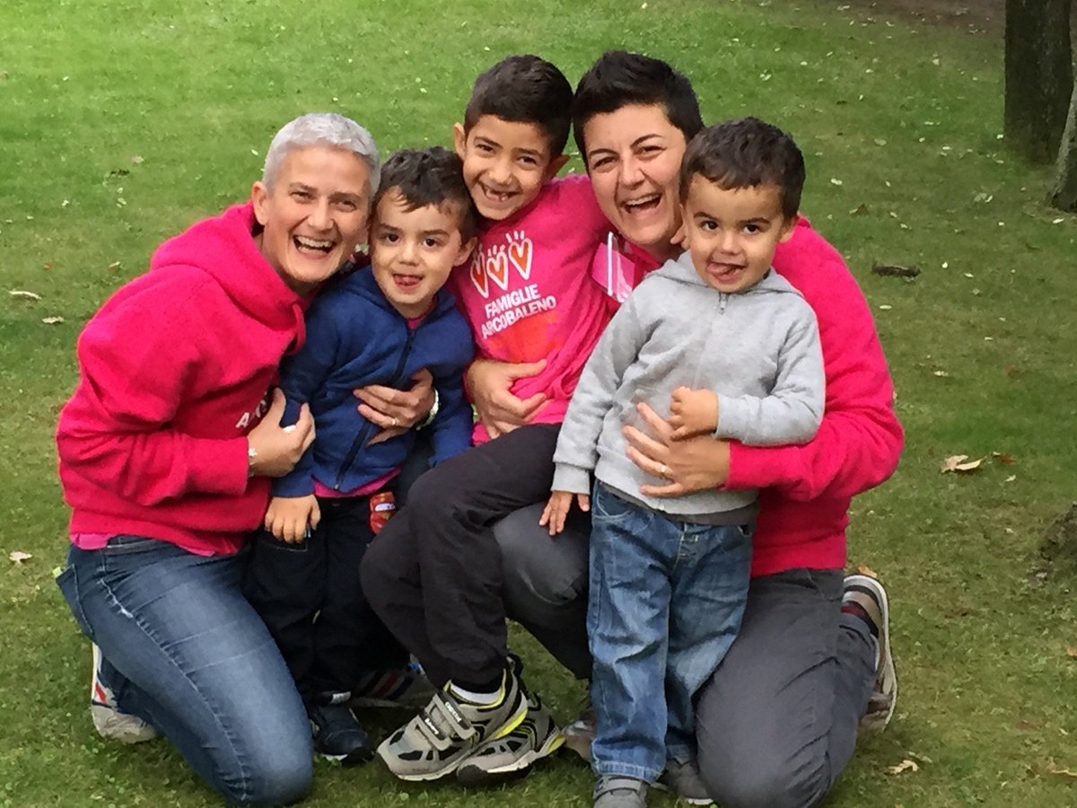 Caro <a href="/matteorenzi/">Matteo Renzi</a> a scuola i bimbi li porto io o Laura. Per loro è uguale. Per lo Stato no. #figlisenzadiritti