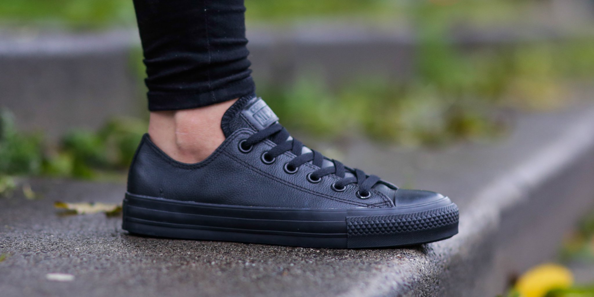 converse all black on feet